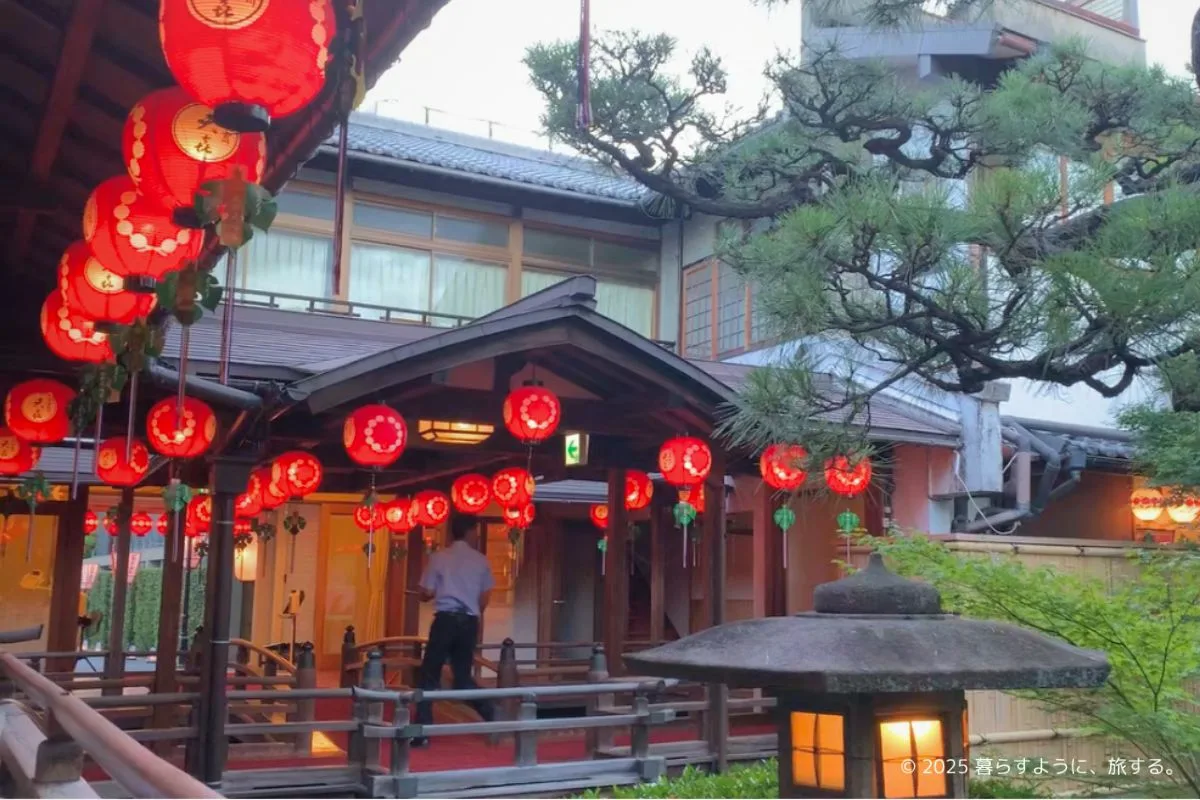 欄干の席から見た入り口の橋。
